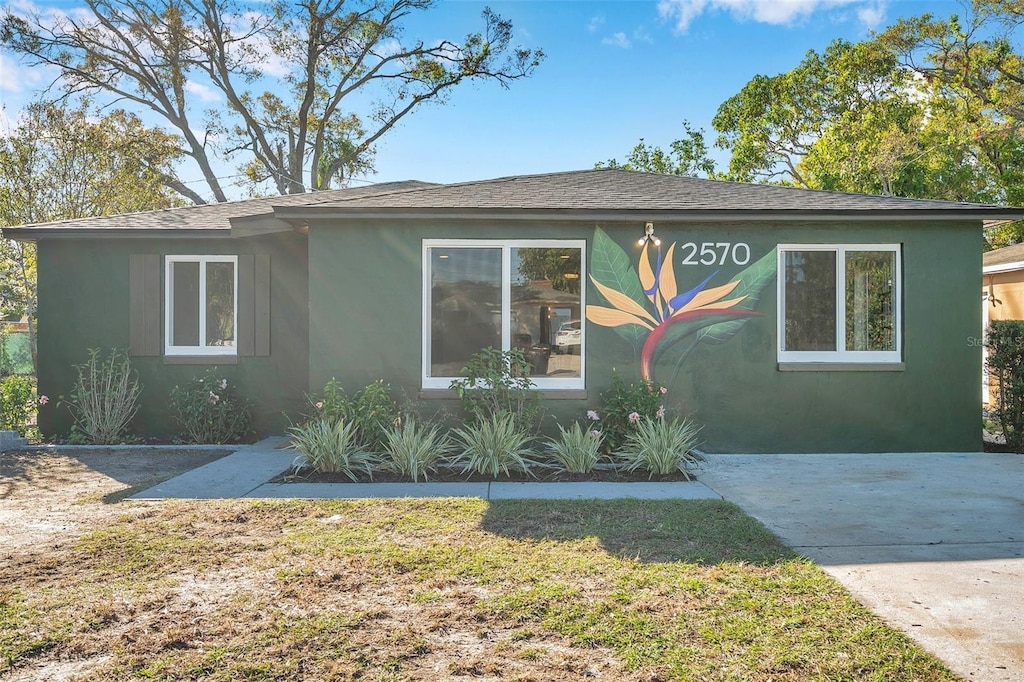 view of front of property with a front lawn