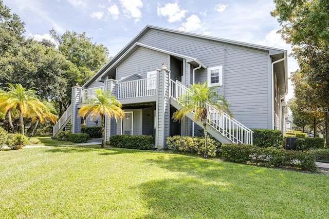 view of front facade featuring a front yard