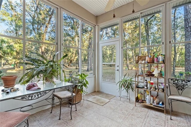 sunroom with ceiling fan