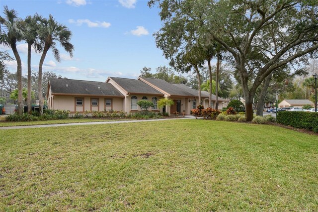 single story home featuring a front lawn