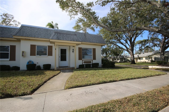 view of front facade with a front yard