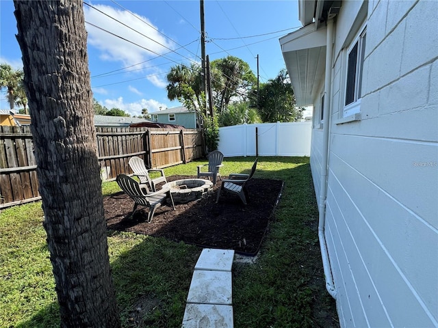 view of yard featuring a fire pit