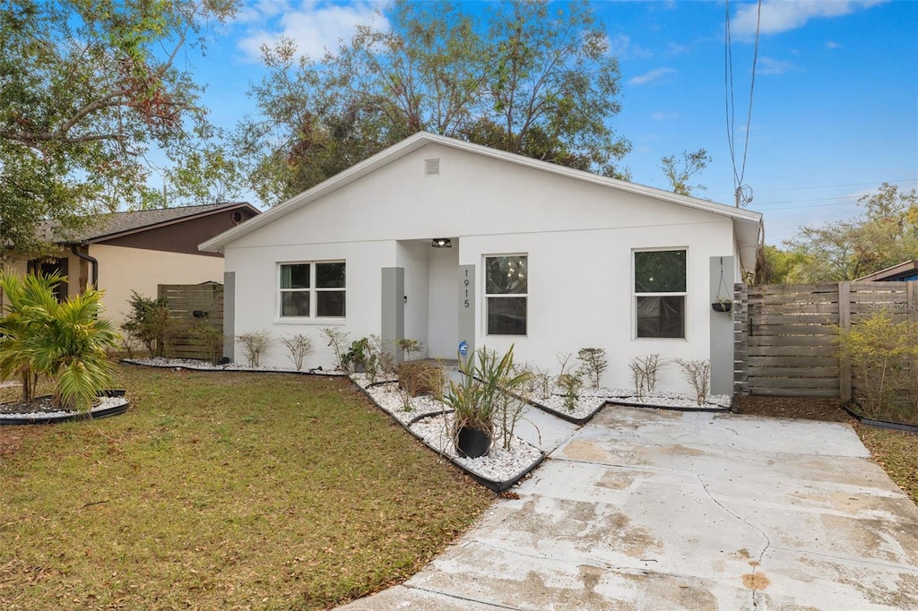 view of front of property featuring a front lawn