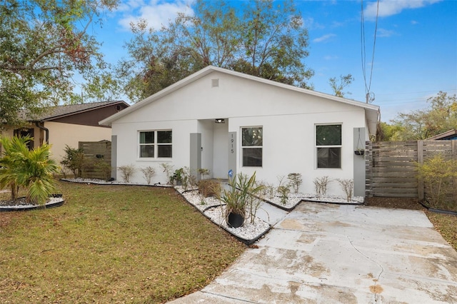 view of front of property featuring a front lawn