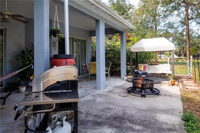 view of patio with a fire pit and ceiling fan