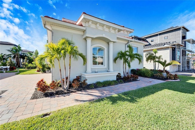 view of front of property featuring a front lawn