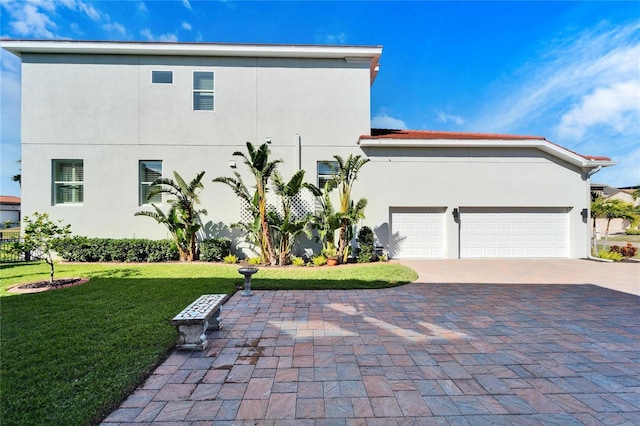 view of front of home featuring a garage and a front yard