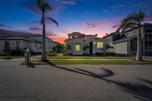 view of front of property featuring a lawn