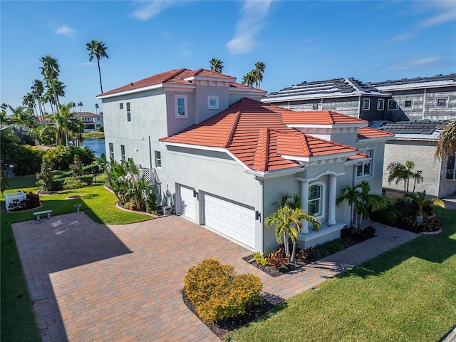 view of front facade featuring a front lawn and a garage