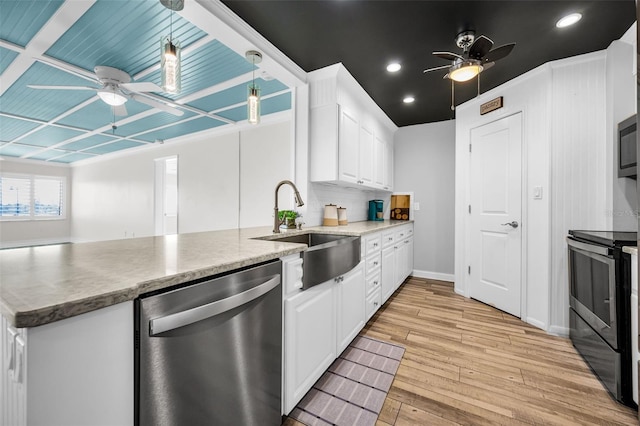 kitchen with stainless steel appliances, light wood-style floors, a sink, ceiling fan, and a peninsula