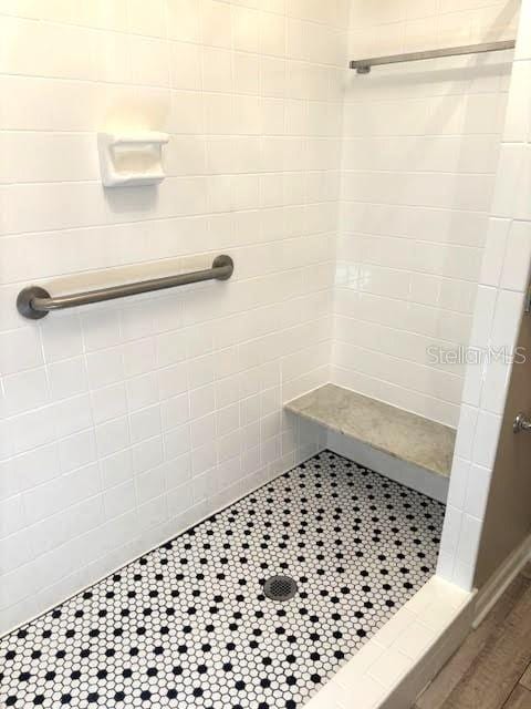 bathroom featuring tiled shower