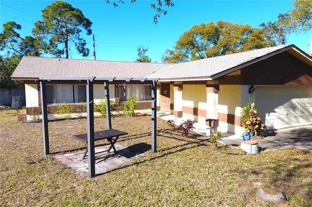 view of front facade featuring a front yard and a garage