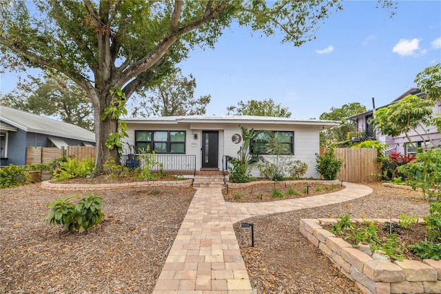 view of front of house with fence and covered porch