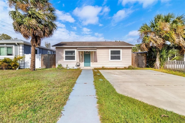 view of front of property with a front yard