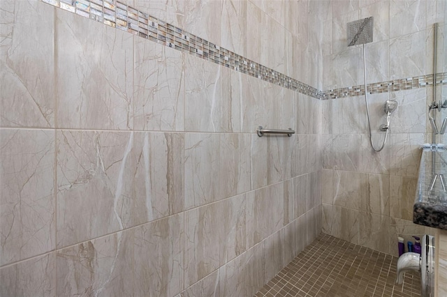 bathroom featuring tiled shower