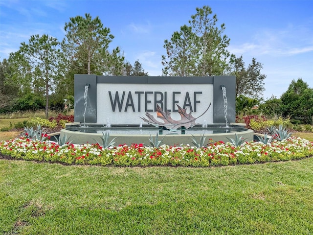 community sign featuring a yard