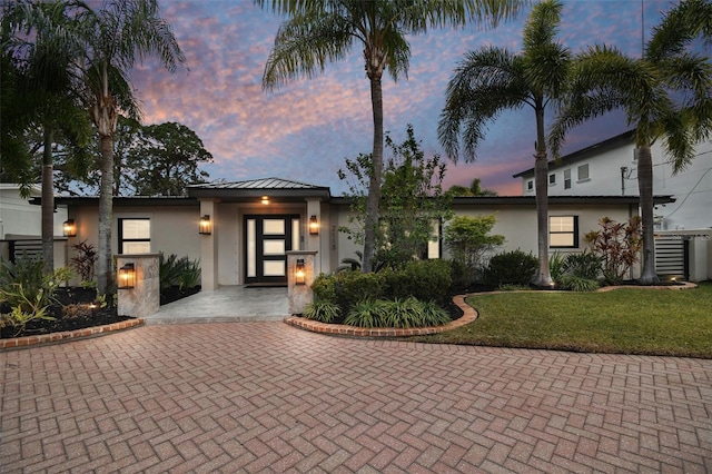 view of front of property featuring a yard