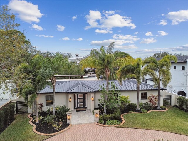 single story home with a front yard