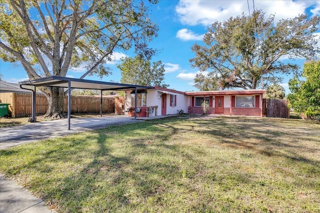 view of front of home featuring a front lawn and a carport