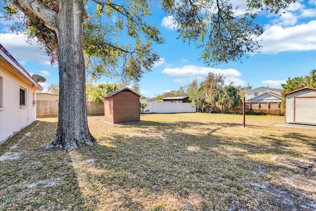 view of yard featuring a storage shed