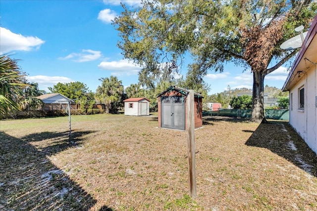 view of yard featuring a storage unit