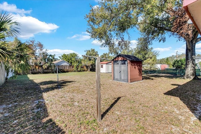 view of yard featuring a storage unit