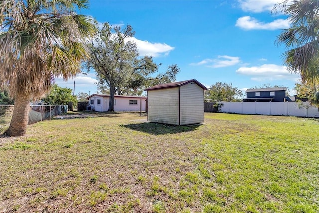 view of yard featuring a shed