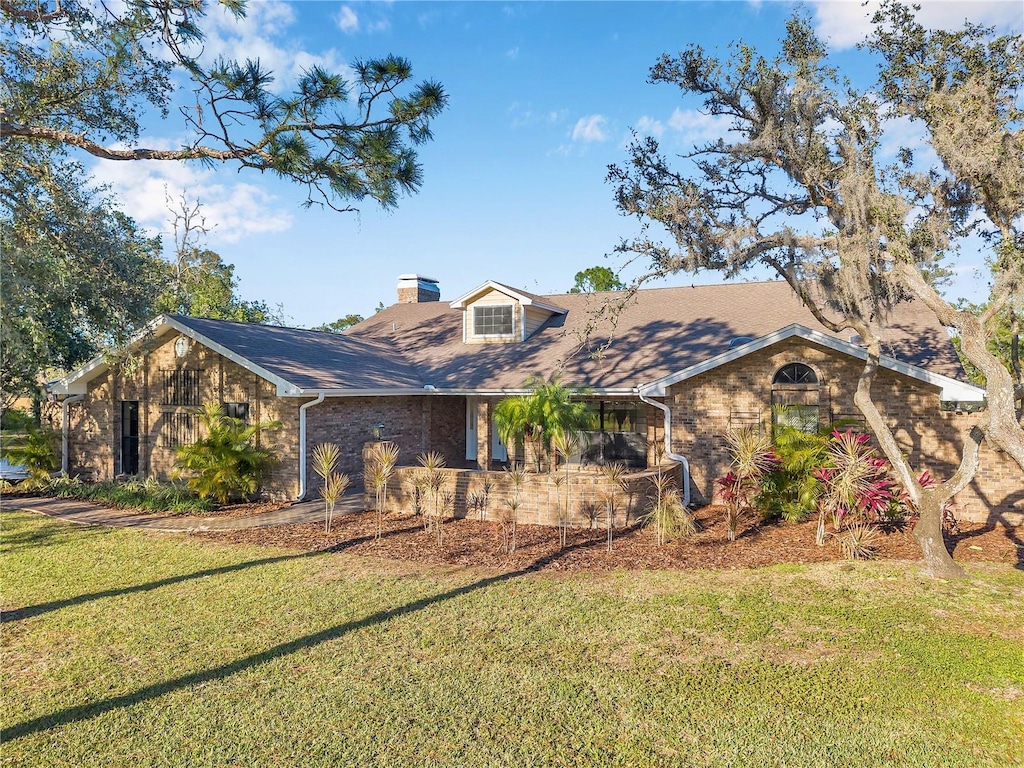 view of front of house with a front lawn