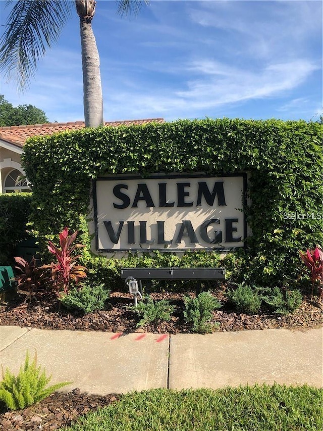 view of community / neighborhood sign