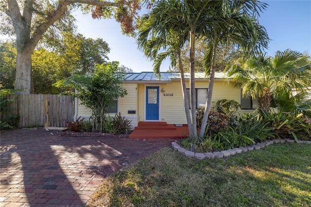 view of front of property