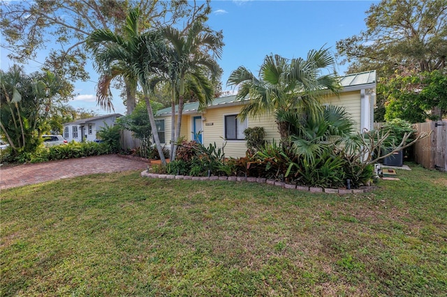 view of front of home featuring a front lawn