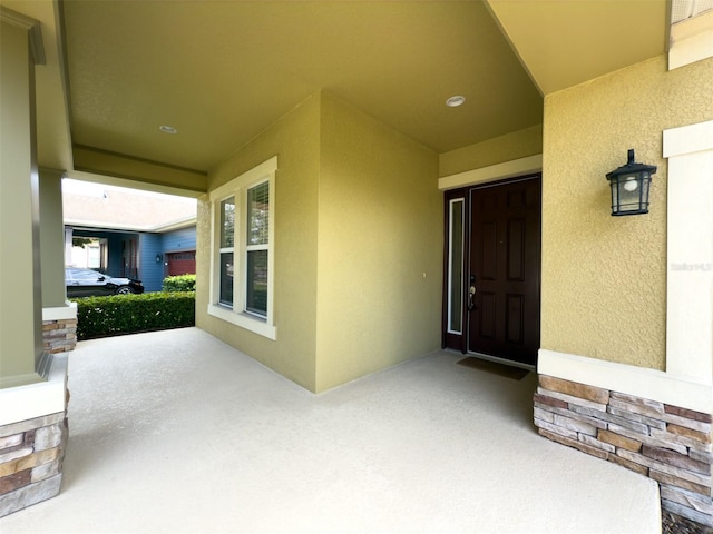 property entrance featuring a porch