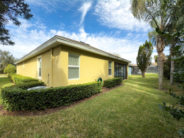 view of side of property featuring a lawn