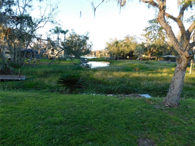 view of yard featuring a water view