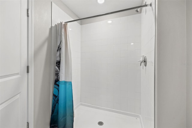 bathroom featuring curtained shower