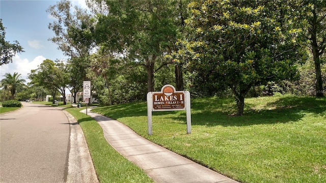 view of property's community featuring a lawn