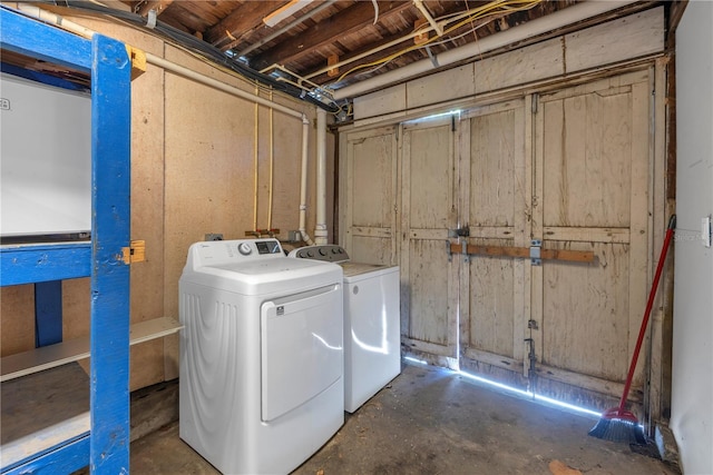 washroom featuring washing machine and clothes dryer