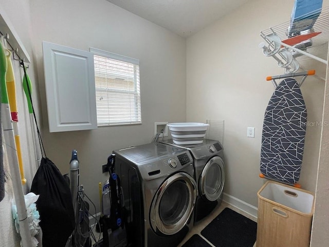 laundry area with washer and clothes dryer and baseboards