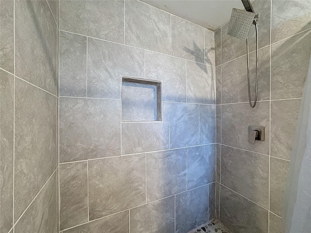 bathroom featuring a tile shower