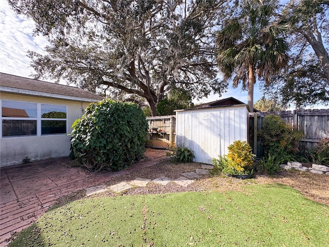 view of yard featuring a storage shed