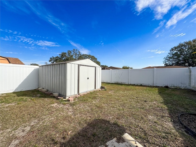 view of yard featuring a storage unit