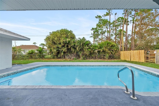 view of swimming pool