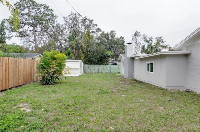 view of yard featuring a storage shed