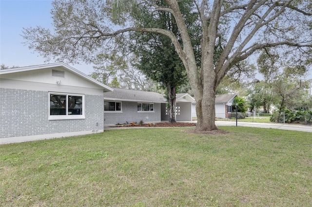 ranch-style house featuring a front yard