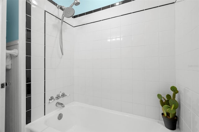 bathroom with tiled shower / bath