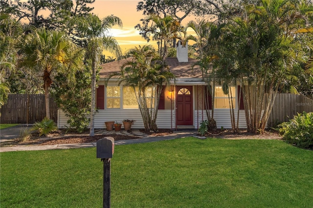 view of front facade featuring a lawn