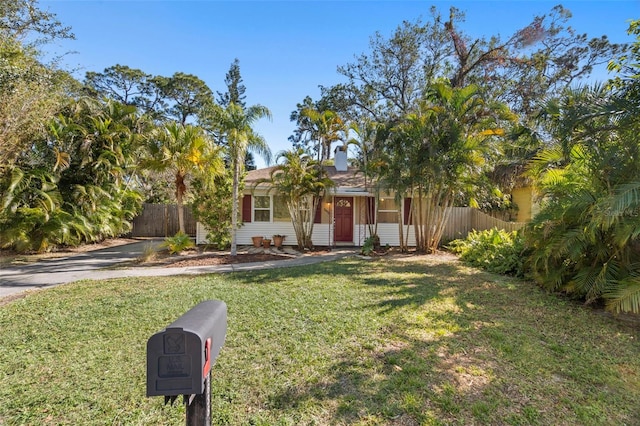 view of front facade featuring a front lawn