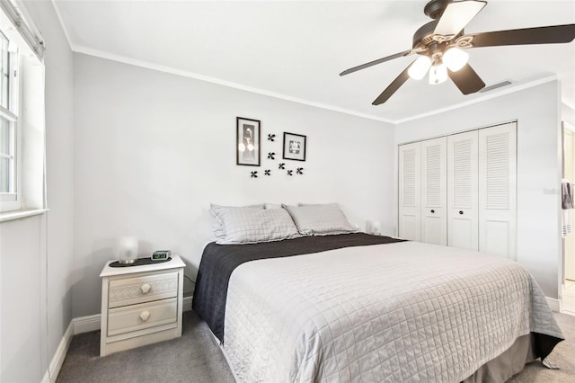 bedroom featuring ceiling fan, light colored carpet, crown molding, and a closet