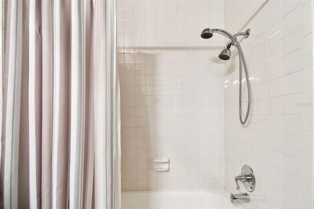 bathroom with tiled shower / bath