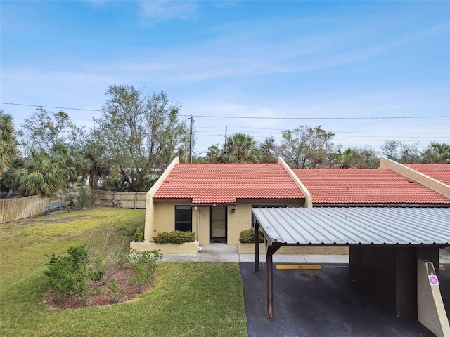 view of front of property featuring a front yard